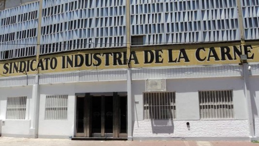 Rosario: Balearon y quemaron el frente del Sindicato de la Carne