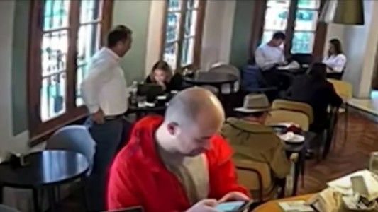 Video: Se hizo pasar por cliente y le robó la cartera a una señora en una confitería de Belgrano