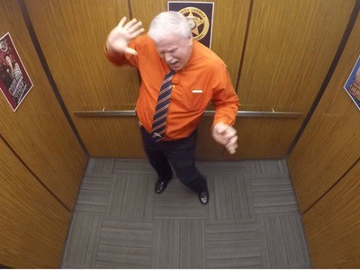 #EsViral el baile del policía