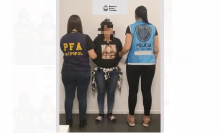 Extraditaron desde Perú a una mujer que había asesinado a su esposo en Caballito en 2021