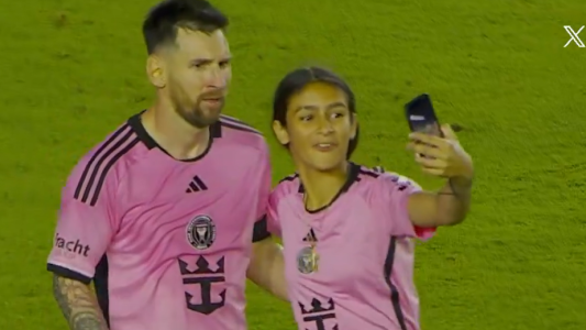 Una adolescente se metió en el campo de juego para tomarse una foto con Messi ¡Y la consiguió!