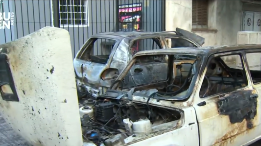 Incendiaron varios autos en la puerta de una concesionaria de Villa Luro