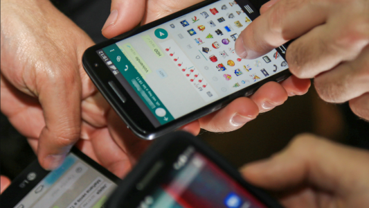 Por decreto, Milei liberó el mercado de telefonía, Internet y TV