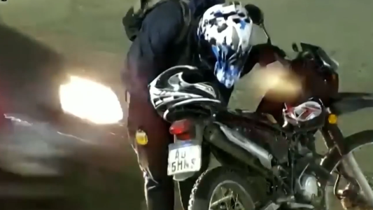 Automovilista borracho atropelló a un motociclista que estaba parado, intentó escapar y chocó con un árbol