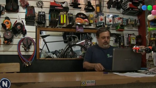 Usan fotos de su bicicletería para estafar y todos los días llega gente indignada a su local: "Hace días que no duermo con todo esto"