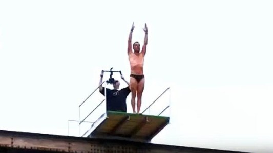 Murió un clavadista al saltar de un puente