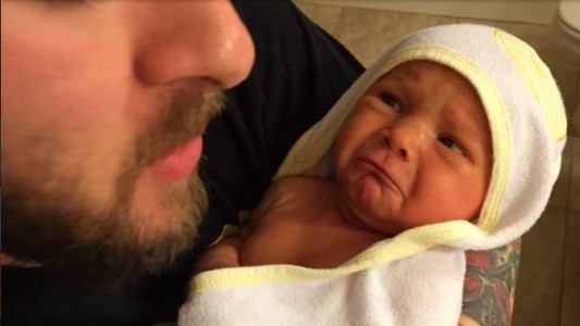 Comparte la foto del primer baño de su beba y le diagnostican una enfermedad