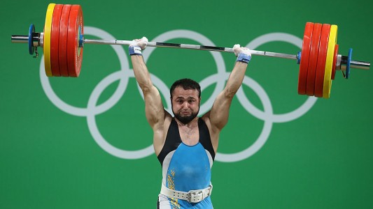 Video viral: el insólito baile del pesista para festejar la medalla de oro