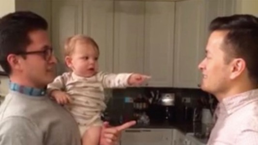 El video viral del bebé que confunde a su papá con su hermano gemelo