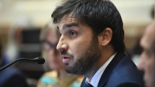 Encontraron un paquete sospechoso en el avión donde viajaba el gobernador de Chubut, Ignacio Torres