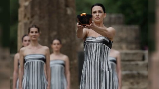 La antorcha de París 2024 se encendió en la antigua Olimpia y comienza el relevo