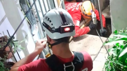 Córdoba: rescataron a mujer de 69 años que cayó a un pozo ciego profundo