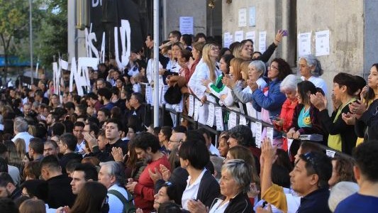 "Abrazo solidario" en el Hospital de Clínicas por la baja del presupuesto a la UBA