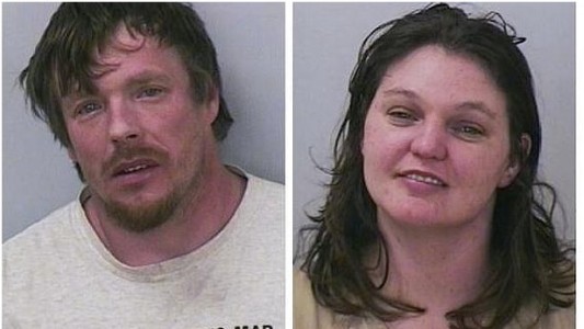 Una pareja deja que conduzca su hija de nueve años porque estaban borrachos