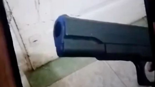 Un estudiante de 14 años llevó un arma al colegio y amenazó con cometer una masacre en González Catán