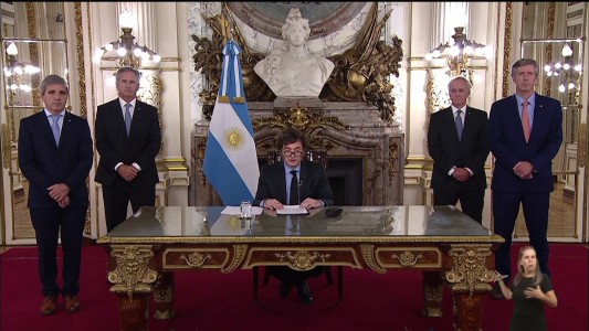 Javier Milei ya grabó su mensaje en la Casa Rosada acompañado por el equipo económico