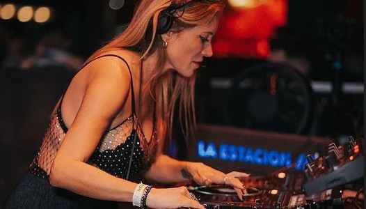 Médica de día y DJ de noche: la historia de Caro Lewis