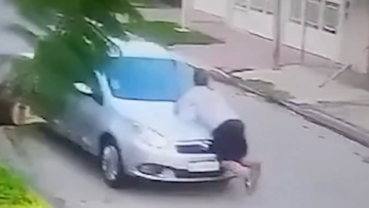 Le robaron el auto y lo llevaron arriba del capot durante cinco cuadras