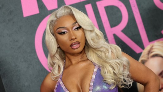 Acoso sexual: empleado de Megan Thee Stallion la denunció por obligarlo a ver mientras tenía sexo