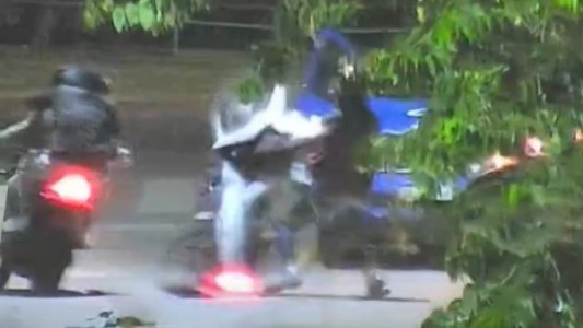 Córdoba: motochorros quisieron escapar de la Policía, pero uno se cayó al intentar hacer "willy" y terminó detenido