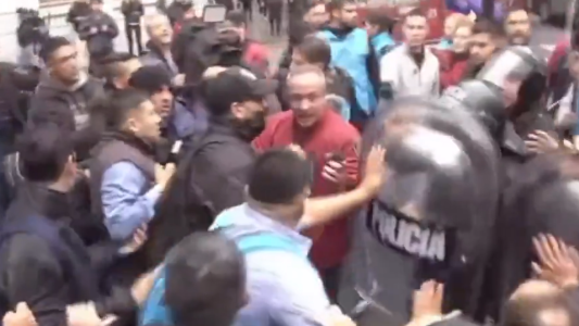 Incidentes en la sede de la UTA por una protesta de colectiveros enfrentados a Roberto Fernández