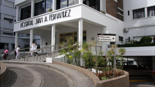 Denuncian que una joven fue abusada sexualmente en un baño del Hospital Fernández