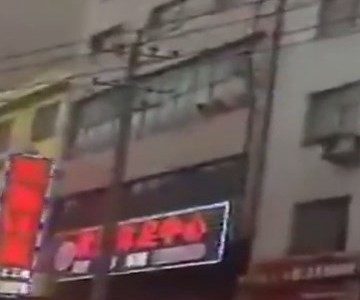 Video: lo sorprendió el marido de su amante y casi muere al huir desnudo por la ventana