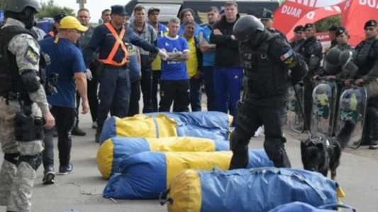 Secuestraron cuatro armas de fuego de un micro de la barra de Boca que viajaba a Córdoba