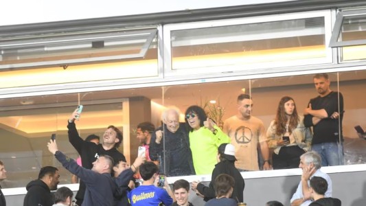 La Mona Jiménez y Coppola juntos en el partido de Boca frente a Estudiantes en el Kempes