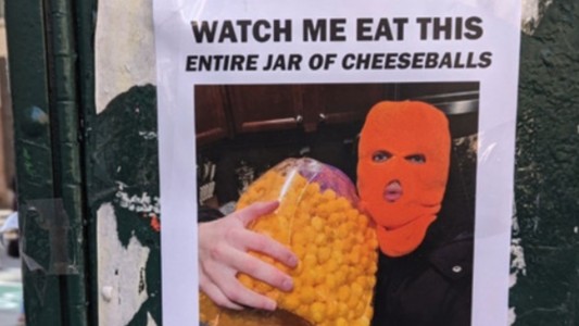 Un hombre comió bolas de queso en Nueva York y una multitud acudió a verlo