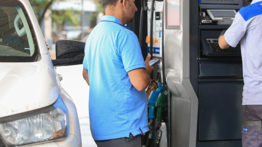 "Abuso": el Gobierno busca frenar a municipios bonaerenses que cobran tasa sobre el precio de la nafta