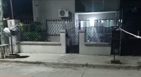 Un policía baleó a una docente por error