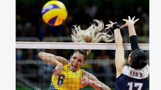 La monumental jugadora de voley brasileña que calienta las redes sociales