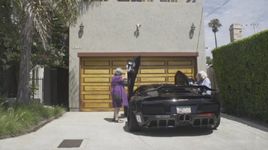 Video viral: las abuelas que se subieron a un auto Lamborghini