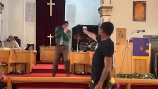 Intentó asesinar a un pastor durante la misa en vivo: "Dios me dijo que lo hiciera"