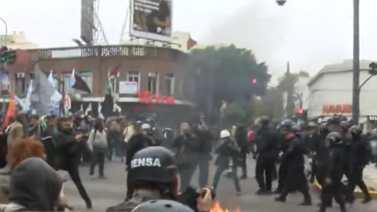 Tensión en la protesta de organización sociales en Olivos