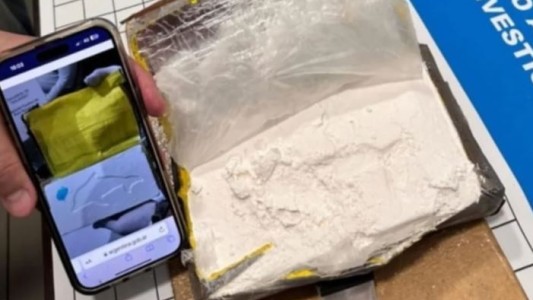Incautaron un kilo de cocaína con el sello del delfín dentro del shopping de Liniers