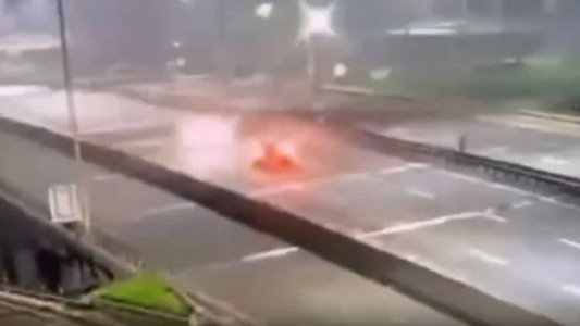 Video: En contramano por el Camino del Buen Ayre, una mujer chocó a un patrullero