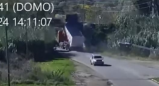 Un camión se llevó por delante un puente y destruyó las vías del tren turístico de Mercedes