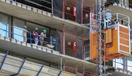 La construcción, con la obra pública paralizada, cayó en marzo 42,2% interanual