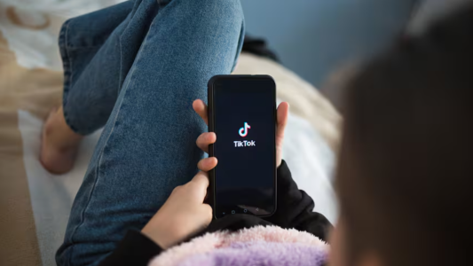 TikTok etiquetará contenido generado por Inteligencia Artificial