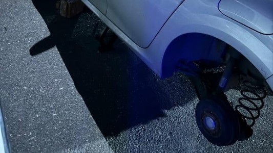 Córdoba: Le robaron las ruedas del vehículo a un médico del Hospital de Niños