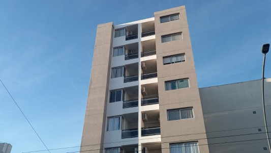 Otra vez en Córdoba: Un niño de tres años bajo solo siete pisos mientras su madre dormía