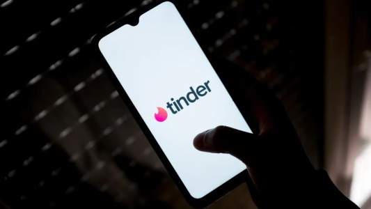 Conoció a una joven por Tinder y la invitó a su casa en La Plata: resultó ser una "viuda negra"