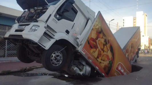 Río Cuarto: un camión de pollo quedó atascado en un bache