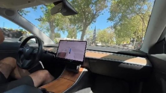 Andaba en un Tesla y el auto vio al ciclista antes que él
