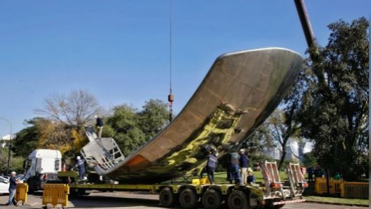 Trasladaron para reparar los pétalos dañados de la Floralis Genérica