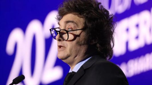 Milei llegó a España para apoyar al partido Vox, en medio de cruces con el Gobierno de Sánchez