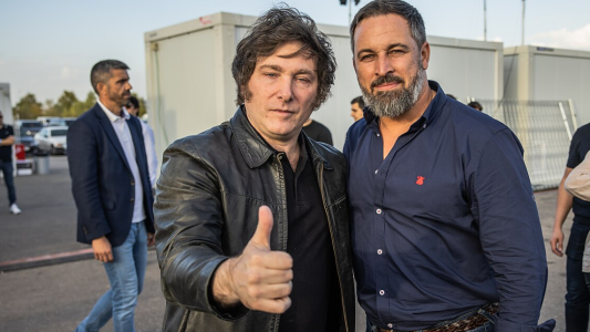 El líder del partido Vox respaldó a Milei y apuntó a Pedro Sánchez: "No es el Rey, aunque él se lo crea"