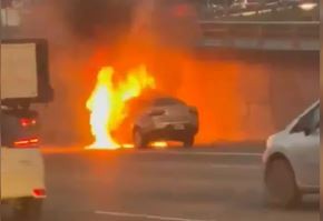 Dos autos se incendiaron en Panamericana y hubo caos de tránsito
